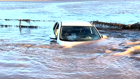 cars-stranded-in-heavy-flood-waters