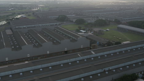Steigende-Spur-Einer-Luftdrohne-über-Industrielle-Lager-Und-Fabriken-In-Durban,-Südafrika