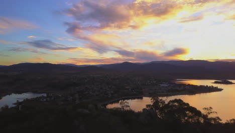 Unglaublicher-Sonnenuntergang-See-Jindabyne-Drohne-Australien-Bunte-Friedliche-Drohne-2-Von-Taylor-Brant-Film
