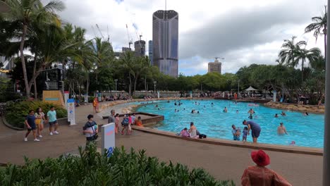 South-Bank-Parkland-Brisbane-Swimming-Pool-Mit-Blick-Auf-Die-Stadt