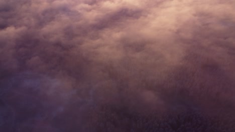 Volando-Sobre-Nubes-De-Niebla-Y-Bosques-Estacionales-Cubiertos-De-Escarcha-A-La-Luz-Del-Amanecer