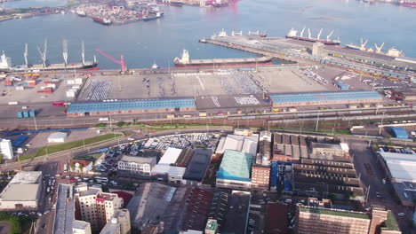Luftschwenk-über-Den-Hafen-Von-Durban-Mit-Containerschiffen-Und-Kränen,-Die-Darauf-Warten,-Die-Schiffe-Zu-Beladen