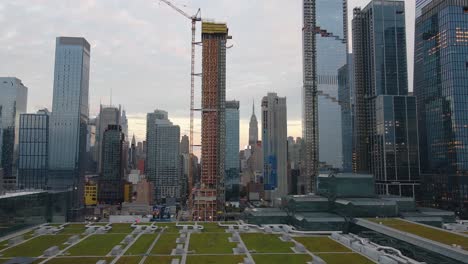 Luftdrohnenansicht-Eines-Im-Bau-Befindlichen-Hohen-Gebäudes-In-Hudson-Yards,-Nyc