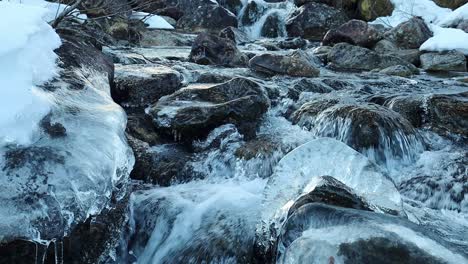 Eisiger-Gebirgsfluss-Im-Venjesdalen-Tal-In-Norwegen