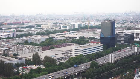 Schwenk-über-Die-Stadt-Jakarta,-Der-Eine-Autobahn-Mit-Langsamem-Verkehr-Zeigt