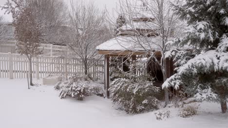 Gartenpavillon-Im-Winter-Mit-Schnee-Bedeckt