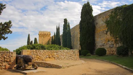Reste-Der-Befestigungsanlagen-Der-Altstadt-In-Tarragona,-Katalonien,-Spanien---Schwenk