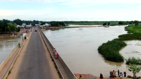 Las-Inundaciones-Del-Río-Sokoto-En-La-Ciudad-De-Argungu-En-El-Estado-Kebbi-De-Nigeria-Rompen-La-Costa-Y-Se-Derraman-En-Las-Tierras-De-Cultivo---Vista-Aérea