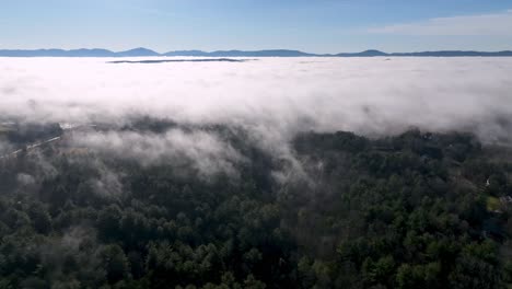 Techo-De-Nubes-Con-Montañas-Cubiertas-De-Maleza-En-El-Fondo-Cerca-De-Wilkesboro-Nc,-Carolina-Del-Norte