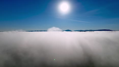 Volando-Por-Encima-De-Las-Nubes-Y-La-Niebla-En-El-Condado-De-Wilkes-Nc