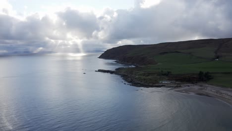 Schöne-Luftaufnahme-An-Der-Küste-Schottlands-Mit-Grünen-Hügeln-Und-Sonne