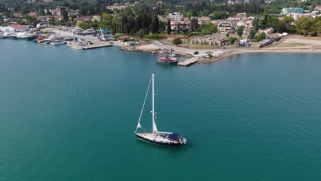 Hermoso-Barco-Pase-En-Gouvia-Bay-Corfu-Grecia