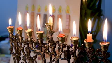 4k-Nahaufnahmevideo-Der-Jüdischen-Menora,-Die-Während-Der-Chanukka-Feiertage-In-Israel-Mit-Allen-Acht-Kerzen-Beleuchtet-Wurde