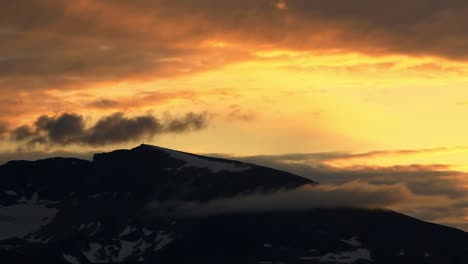 Blick-Auf-Einen-Entfernten-Gipfel-Des-Snohetta-berges-Im-Dovrefjell-nationalpark