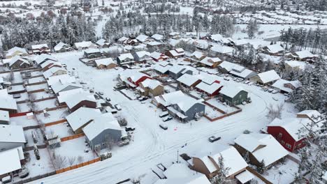 Luftaufnahme-Von-Schneebedeckten-Eichenhafenhäusern