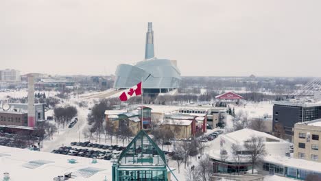 Kanadische-Flagge-Weht-Im-Wind-Mit-Menschenrechtsmuseum-Im-Hintergrund