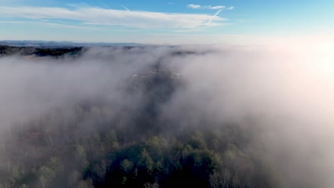 Antenne-Durch-Wolken-Auf-Baumwipfelhöhe-In-Der-Nähe-Von-Wilkesboro-NC,-North-Carolina