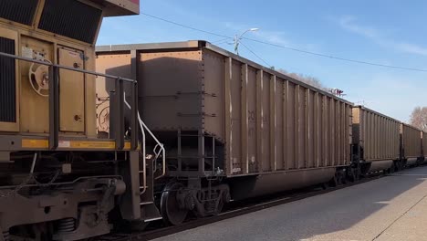 Güterzug-Der-Union-Pacific,-Der-Mitten-Auf-Der-Straße-In-Bellevue-In-Iowa-Fährt