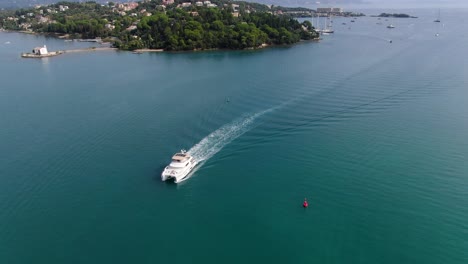 Schiffspass-In-Der-Bucht-Von-Komeno-Auf-Korfu-Griechenland-Luftdrohnenansicht-Im-Sommer