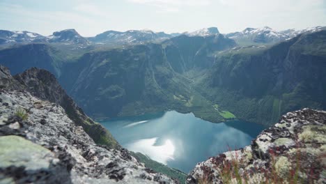 Entrada-De-Vatnefjorden-Vista-Desde-El-Pico-De-La-Montaña-De-Katthamaren-En-Alesund,-Noruega
