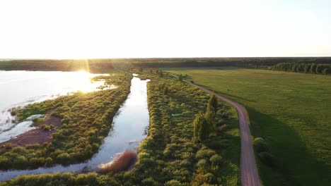 Sonnenreflexion-Auf-Seewasser-In-Lettland-Landschaft,-Luftfliege-Nach-Vorne
