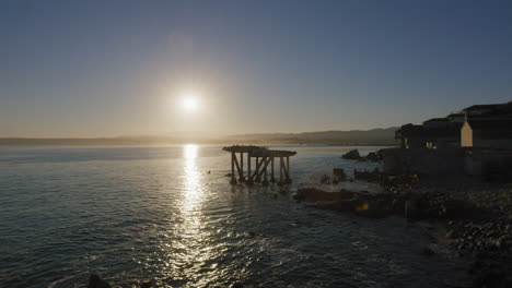 Angenehmer-Sonnenaufgang-über-Der-Bucht-Von-Monterey