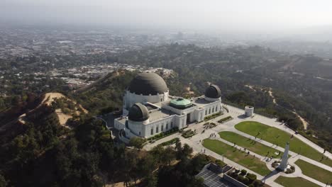 Luftaufnahme-Des-Griffith-Observatory-Mit-Der-Skyline-Von-Los-Angeles-Im-Hintergrund