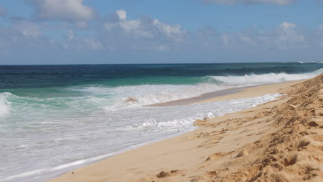 Schöne-Weiße-Wellen,-Die-Am-Strand-In-Hawaii-Krachen-Und-Spritzen---Weit