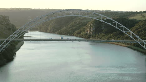 Vuelo-Aéreo-Sobre-Un-Puente-Colgante-A-Través-De-Un-Río-En-Sudáfrica
