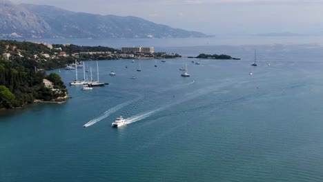 Schöne-Bucht-Auf-Der-Insel-Korfu-Schiffe-Boote-Und-Katamarane