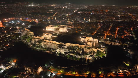 Imágenes-Aéreas-De-La-Acrópolis-De-Atenas,-Grecia-En-La-Noche
