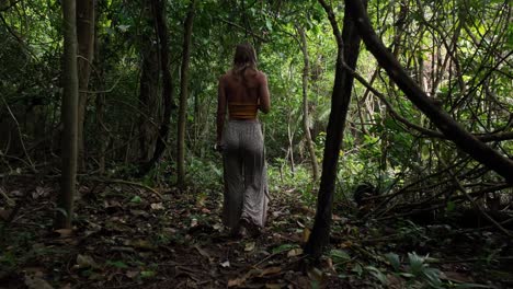Mujer-Viajera-Caminando-Por-La-Selva-Tropical-Tropical