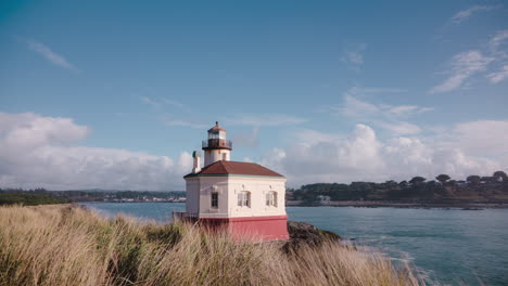 Beautiful-daytime-time-lapse-of-lighthouse-in-Bandon,-Oregon,-USA