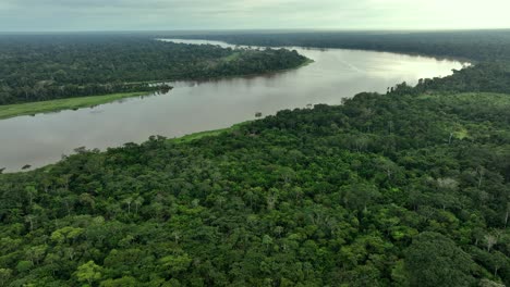 Vista-Aérea-De-Drones-Del-Amanecer-Escénico-En-La-Selva-Tropical-Amazónica-Con-Rayos-De-Niebla-Vívidos-En-La-Mañana-Cerca-De-Un-Lago-Fluvial