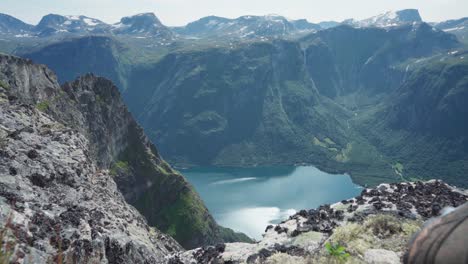 Montañas-Idílicas-Y-Aguas-Cristalinas-Del-Lago-En-Katthammaren-Noruega---Plano-General
