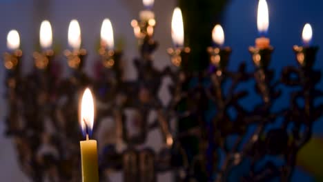 4k-Nahaufnahmevideo-Der-Jüdischen-Menora,-Die-Während-Der-Chanukka-Feiertage-In-Israel-Mit-Allen-Acht-Kerzen-Beleuchtet-Wurde