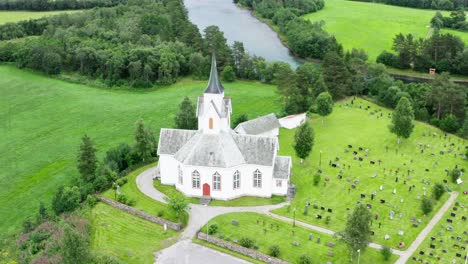 Herrliche-Rotierende-Ansicht-Der-Alten-Struktur-Der-Kapelle-Von-Katthammaren-In-Norwegen---Luftaufnahme