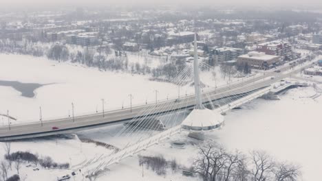 Puente-Peatonal-Sobre-El-Río-Rojo-En-Winnipeg,-Manitoba,-Canadá