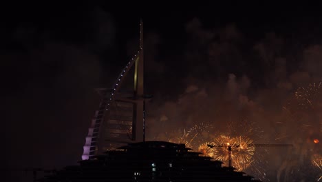 Fuegos-Artificiales-En-Dubai,-Burj-Al-Arab-Año-2023