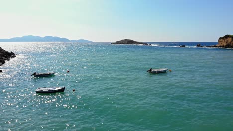 Schwimmende-Boote-In-Der-Bucht-Von-Jerusalem-Beach,-Auf-Der-Insel-Kefalonia,-Griechenland---Luftstatik