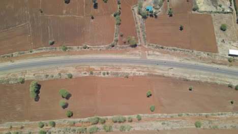 Antena-De-Tráfico-Circulando-Por-Una-Carretera-Tranquila-En-La-Zona-Rural-De-Kenia