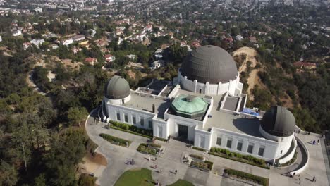 Luftaufnahme-Des-Griffith-Observatory-Mit-Der-Skyline-Von-Los-Angeles-Im-Hintergrund