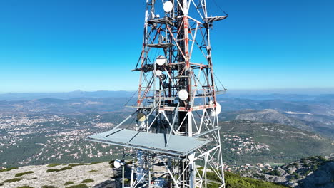 Despegando-Cerca-De-Una-Torre-De-Telecomunicaciones-En-La-Cima-De-La-Montaña