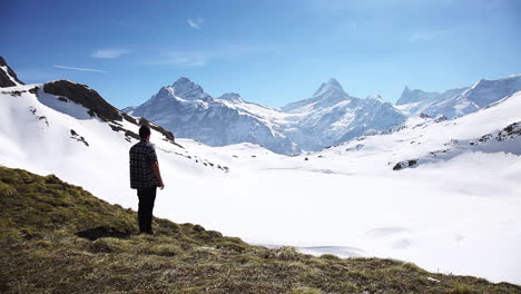 Amüsierter-Reisender,-Der-Die-Schönheit-Von-Grindelwald,-Schweiz,-Bewundert