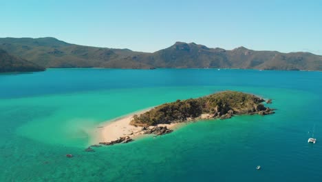 Rotating-cinematic-drone-shot-of-Whitehaven-Beach-Whitsunday-Island-Australia