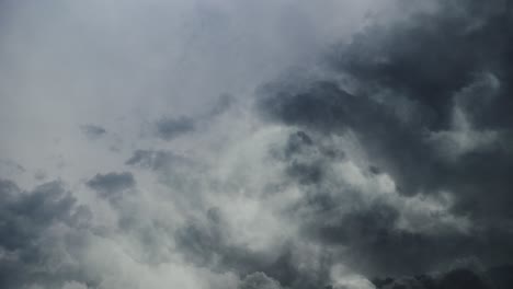 4k-Gewitter,-Cumulonimbus-Wolken-Am-Himmel,-Die-Sich-Mit-Blitzschlag-Bewegen