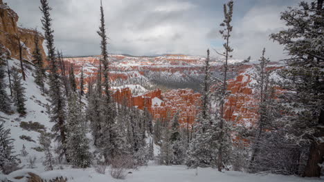 Zeitraffer,-Bryce-Canyon-Nationalpark-Im-Winter,-Aussichtspunkt,-Schneebedeckte-Bäume-Und-Rotes-Sandsteintal