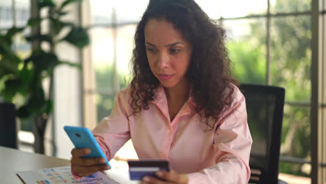 Schöne-Lateinische-Frau,-Die-Smartphone-Mit-Hand-Hält-Kreditkarte-Verwendet