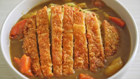 Curry-Ramen-Nudeln-Mit-Gebratenem-Tonkatsu-Schweinekotelett---Japanische-Küche
