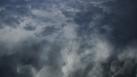 4k-Gewitter,-Blitzeinschlag-In-Dunklen-Wolken